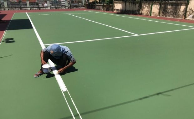 Tiến hành kẻ vạch và hoàn thành sân tennis